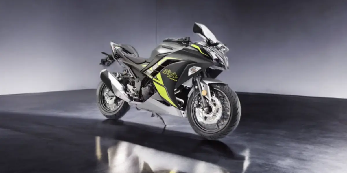Kawasaki Ninja 300 2025: दमदार परफॉर्मेंस और प्रीमियम लुक्स के साथ फिर से मैदान में